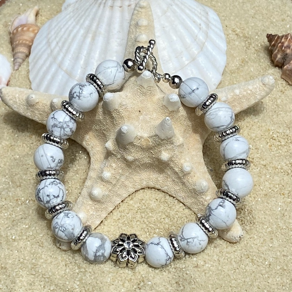 Beaded Bracelet - gray, white and silver tone